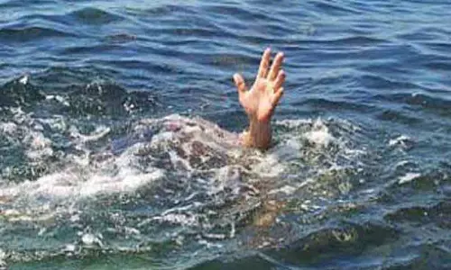 வைகை ஆற்றில் அடித்து செல்லப்பட்ட பிளஸ்-2 மாணவர்