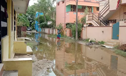 வீடுகளை சூழ்ந்த வெள்ளம்; மக்கள் அவதி வீடுகளை சூழ்ந்த வெள்ளம்; மக்கள் அவதி