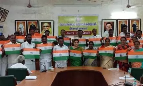 44 கிராம பஞ்சாயத்துகளுக்கு 15 ஆயிரம் தேசியக்கொடிகள்