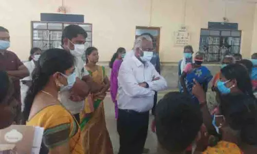 தவுட்டுப்பாளையத்தில் வெள்ள நீரால் பாதிக்கப்பட்ட பகுதிகளை நோய் தடுப்பு மருத்துவத்துறை இயக்குனர் ஆய்வு தவுட்டுப்பாளையத்தில் வெள்ள நீரால் பாதிக்கப்பட்ட பகுதிகளை நோய் தடுப்பு மருத்துவத்துறை இயக்குனர் ஆய்வு