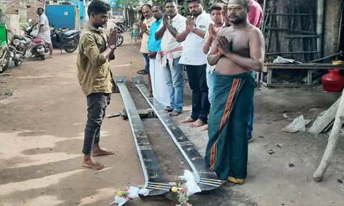 அழகர் கோயில் பதினெட்டாம்படி கருப்பருக்கு 18 அடி உயரம் கொண்ட இரண்டு அருவாக்கள்