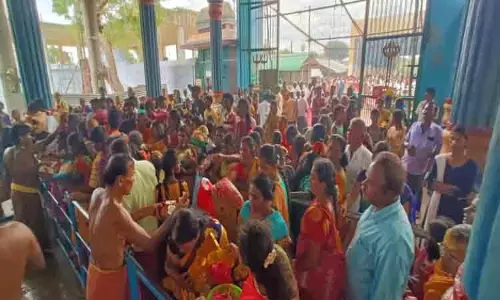 இருக்கன்குடி மாரியம்மன் கோவிலில் திரண்ட பக்தர்கள் இருக்கன்குடி மாரியம்மன் கோவிலில் திரண்ட பக்தர்கள்