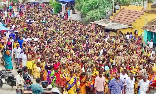 பால்குடம் எடுத்து பக்தர்கள் ஊர்வலம் பால்குடம் எடுத்து பக்தர்கள் ஊர்வலம்