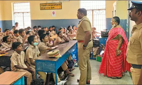 பாலியல் சீண்டல்கள் குறித்து மாணவர்களிடம் விழிப்புணர்வு ஏற்படுத்திய போலீசார் பாலியல் சீண்டல்கள் குறித்து மாணவர்களிடம் விழிப்புணர்வு ஏற்படுத்திய போலீசார்