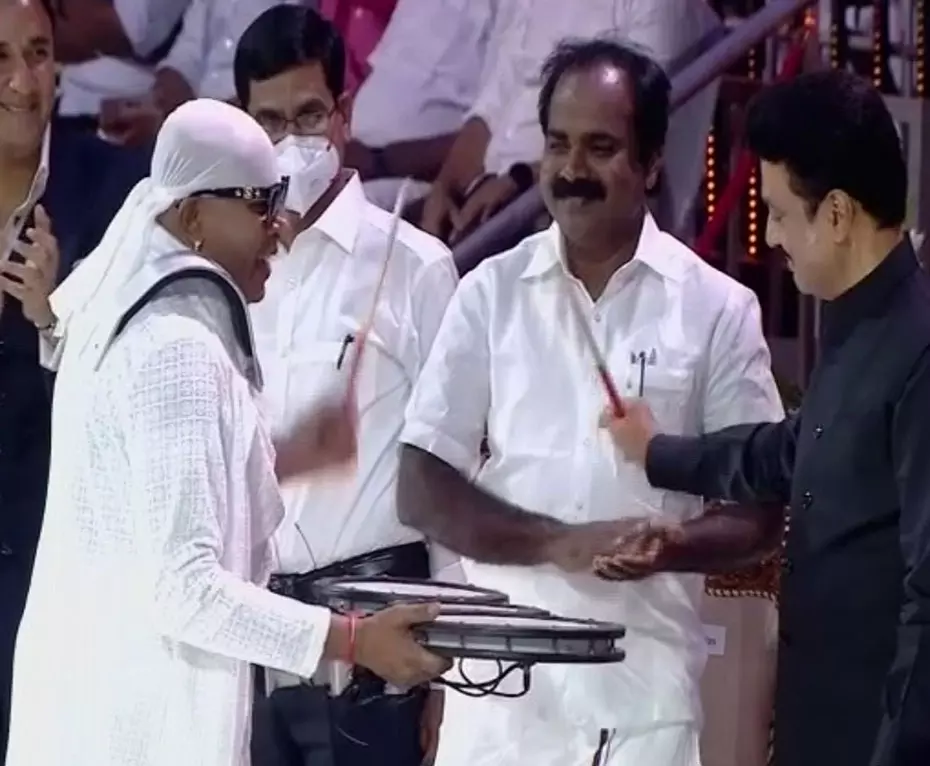 செஸ் ஒலிம்பியாட் நிறைவு விழாவில் டிரம்ஸ் வாசித்து... ... லைவ் அப்டேட்ஸ்: ஓபன் பிரிவில் தங்கம் வென்ற உஸ்பெகிஸ்தான் அணிக்கு பதக்கம் வழங்கினார் முதலமைச்சர் செஸ் ஒலிம்பியாட் நிறைவு விழாவில் டிரம்ஸ் வாசித்து... ... லைவ் அப்டேட்ஸ்: ஓபன் பிரிவில் தங்கம் வென்ற உஸ்பெகிஸ்தான் அணிக்கு பதக்கம் வழங்கினார் முதலமைச்சர்