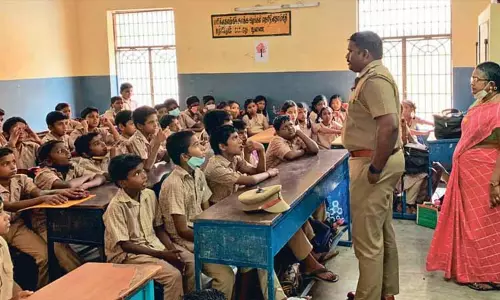 பாலியல் சீண்டல்கள் குறித்து மாணவர்களிடம் விழிப்புணர்வு ஏற்படுத்திய போலீசார் பாலியல் சீண்டல்கள் குறித்து மாணவர்களிடம் விழிப்புணர்வு ஏற்படுத்திய போலீசார்