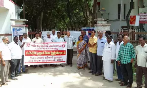 குடியாத்தத்தில்  அஞ்சலக ஊழியர்கள் வேலை நிறுத்தம்