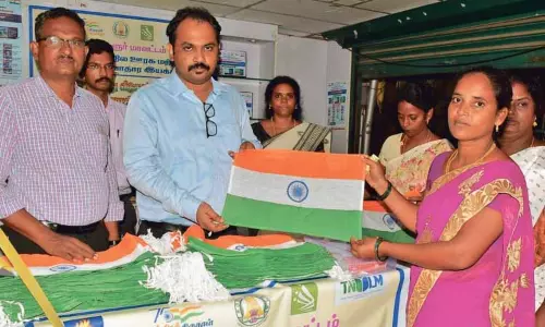 தேசிய கொடி விற்பனை மையம் - கலெக்டர் தொடங்கி வைத்தார் தேசிய கொடி விற்பனை மையம் - கலெக்டர் தொடங்கி வைத்தார்