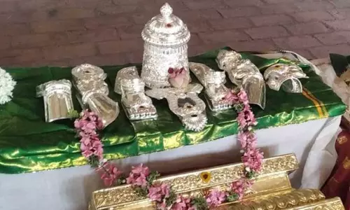 ரூ.4 லட்சத்தில் சுந்தர குஜாம்பிகை அம்மனுக்கு வெள்ளி கவசம் அணிவிப்பு