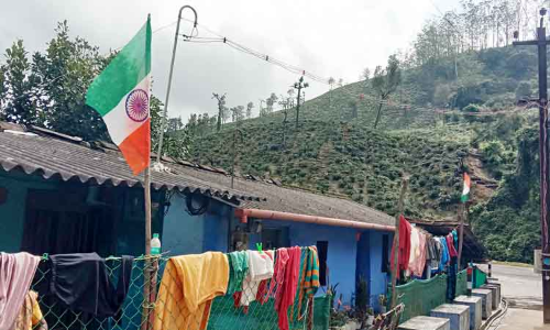 முன்கூட்டியே வீடுகளில் ஏற்றப்பட்ட தேசிய கொடி