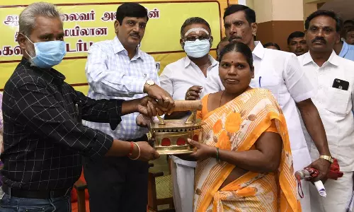 குரங்கணியில் மக்கள் தொடர்பு முகாம்