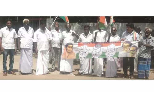 மந்தாரக்குப்பத்தில் காங்கிரஸ் கட்சியினர் ஆர்ப்பாட்டம் மந்தாரக்குப்பத்தில் காங்கிரஸ் கட்சியினர் ஆர்ப்பாட்டம்