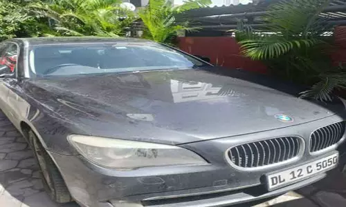 சொகுசு காரில் கஞ்சா கடத்திய வழக்கில் திருப்பூர் ஜவுளி வியாபாரி உள்பட 2 பேர் கைது