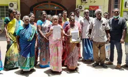 செல்போன் கோபுரம் அமைக்க எதிர்ப்பு தெரிவித்து    கலெக்டர் அலுவலகத்தை பொதுமக்கள் முற்றுகை