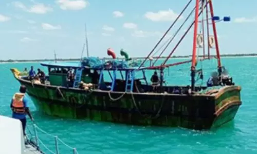 நாகை மீனவர்கள் 9 பேரை இலங்கை கடற்படையினர் சிறைபிடிப்பு