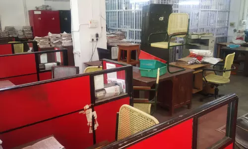 அஞ்சல் துறையை தனியார் மயமாக்கும் திட்டத்தை கைவிடக்கோரி    தபால் ஊழியர்கள் வேலைநிறுத்தம்    2 லட்சம் தபால்கள் பட்டுவாடா செய்யப்படாமல் தேக்கம்