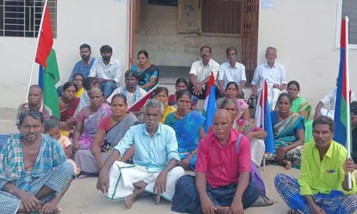 ஆக்கிரமிப்புகளை அகற்ற எதிர்ப்பு தெரிவித்து தாலுகா அலுவலகத்தை பொதுமக்கள் முற்றுகை செஞ்சியில் பரபரப்பு ஆக்கிரமிப்புகளை அகற்ற எதிர்ப்பு தெரிவித்து தாலுகா அலுவலகத்தை பொதுமக்கள் முற்றுகை செஞ்சியில் பரபரப்பு