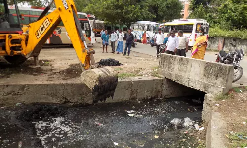 கழிவுநீர் கால்வாய்களை தூர்வாரும் பணி கழிவுநீர் கால்வாய்களை தூர்வாரும் பணி