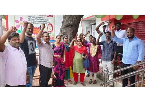 தபால்துறை ஊழியர்கள் வேலை நிறுத்தம் தபால்துறை ஊழியர்கள் வேலை நிறுத்தம்