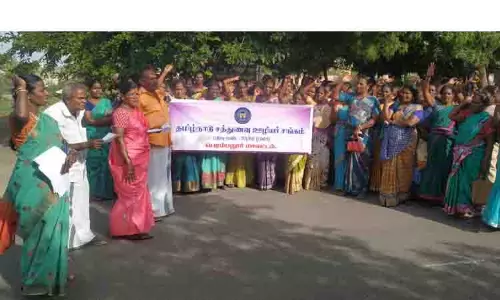 கோரிக்கைகளை வலியுறுத்தி சத்துணவு ஊழியர் சங்கத்தினர் ஆர்ப்பாட்டம் கோரிக்கைகளை வலியுறுத்தி சத்துணவு ஊழியர் சங்கத்தினர் ஆர்ப்பாட்டம்