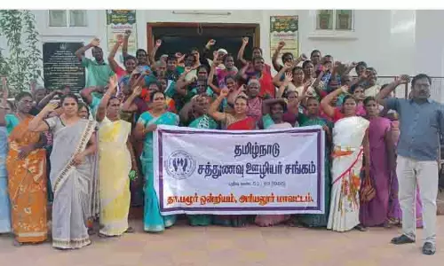 கோரிக்கைகளை வலியுறுத்தி சத்துணவு ஊழியர் சங்கத்தினர் ஆர்ப்பாட்டம் கோரிக்கைகளை வலியுறுத்தி சத்துணவு ஊழியர் சங்கத்தினர் ஆர்ப்பாட்டம்