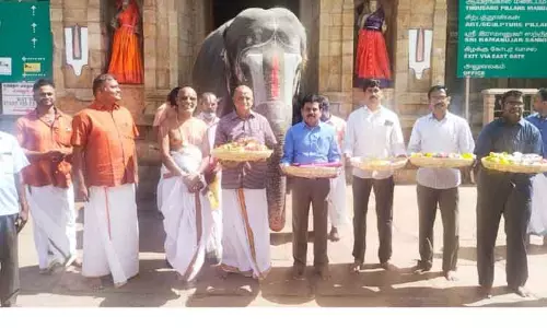 ஸ்ரீரங்கம் ரெங்கநாதர் கோவிலில் இருந்து ஆந்திரா ராகவேந்திர சுவாமிகள் மூல பிருந்தாவனத்திற்கு வஸ்திர மரியாதை ஸ்ரீரங்கம் ரெங்கநாதர் கோவிலில் இருந்து ஆந்திரா ராகவேந்திர சுவாமிகள் மூல பிருந்தாவனத்திற்கு வஸ்திர மரியாதை
