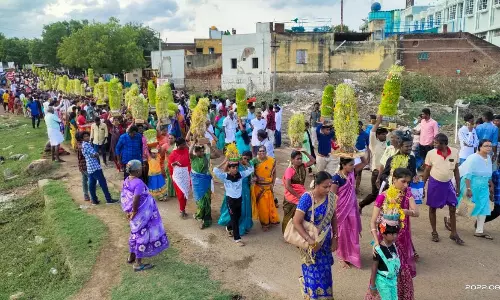முளைப்பாரிகளுடன் பெண்கள் ஊர்வலம் முளைப்பாரிகளுடன் பெண்கள் ஊர்வலம்