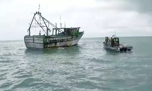 எல்லை தாண்டி மீன்பிடித்ததாக நாகை மீனவர்கள் 9 பேர் சிறைபிடிப்பு எல்லை தாண்டி மீன்பிடித்ததாக நாகை மீனவர்கள் 9 பேர் சிறைபிடிப்பு