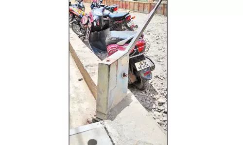 அடிபம்பு மீது கால்வாய் அமைத்தவரின் ஒப்பந்தம் ரத்து: மாநகராட்சி அதிகாரிக்கு விளக்கம் கேட்டு நோட்டீஸ்