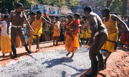 சேலம் கோட்டை மாரியம்மன் கோவில் ஆடித்திருவிழா: விடிய விடிய பொங்கல் வைத்து வழிபாடு