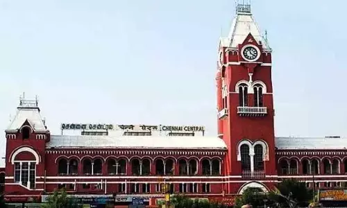 சென்டிரல் ரெயில் நிலையத்தில் தடம்புரண்ட ரெயில் பெட்டிகள் - திடீரென பின்னோக்கி நகர்ந்ததால் சம்பவம்