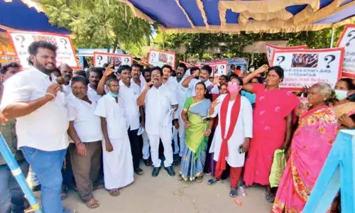 எந்த மாவட்டம் என்று தெரியாமல் குழப்பம்: செம்பரம்பாக்கம் ஊராட்சி பொதுமக்கள் கவன ஈர்ப்பு ஆர்ப்பாட்டம் எந்த மாவட்டம் என்று தெரியாமல் குழப்பம்: செம்பரம்பாக்கம் ஊராட்சி பொதுமக்கள் கவன ஈர்ப்பு ஆர்ப்பாட்டம்