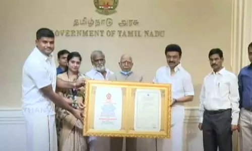 திருவள்ளூர் பவானி அம்மன் கோவிலுக்கு தங்க முதலீட்டுப் பத்திரம் - முதல்-அமைச்சர் மு.க.ஸ்டாலின் வழங்கினார் திருவள்ளூர் பவானி அம்மன் கோவிலுக்கு தங்க முதலீட்டுப் பத்திரம் - முதல்-அமைச்சர் மு.க.ஸ்டாலின் வழங்கினார்