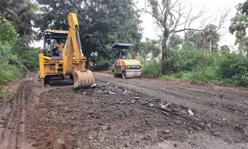 தினத்தந்தி செய்தி எதிரொலி: கிணத்துக்கடவில் பல்லாங்குழி சாலையை சீரமைக்கும் பணி தொடக்கம்-வாகன ஓட்டிகள் மகிழ்ச்சி