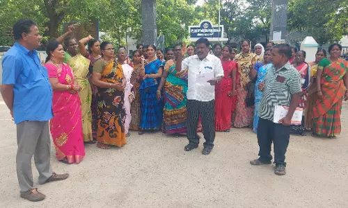 சத்துணவு ஊழியர் சங்கத்தினர் ஆர்ப்பாட்டம் சத்துணவு ஊழியர் சங்கத்தினர் ஆர்ப்பாட்டம்