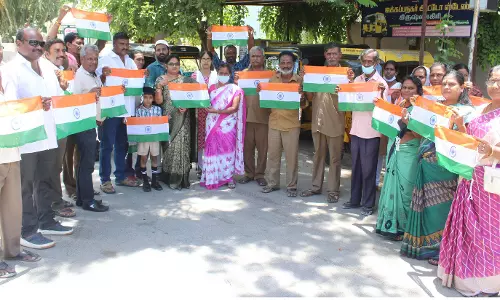 18 ஆயிரம் வீடுகளுக்கு தேசிய கொடி 18 ஆயிரம் வீடுகளுக்கு தேசிய கொடி
