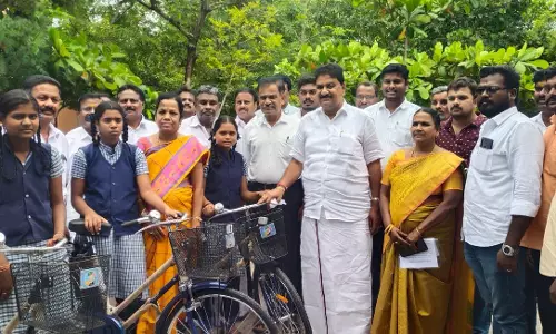 அரசு பள்ளி மாணவர்களுக்கு இலவச சைக்கிள் வழங்கும் விழா அரசு பள்ளி மாணவர்களுக்கு இலவச சைக்கிள் வழங்கும் விழா