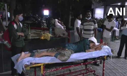 வளர்ப்பு நாய் கடித்து குதறியதில் வேலைக்கு சென்று கொண்டிருந்த இளம்பெண் படுகாயம்! நாயின் உரிமையாளர் மீது வழக்குப்பதிவு வளர்ப்பு நாய் கடித்து குதறியதில் வேலைக்கு சென்று கொண்டிருந்த இளம்பெண் படுகாயம்! நாயின் உரிமையாளர் மீது வழக்குப்பதிவு