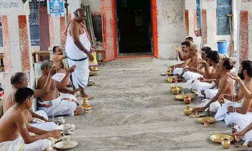 விழுப்புரத்தில்  ஆவணி அவிட்டத்தையொட்டி பூணூல் மாற்றும் நிகழ்ச்சி