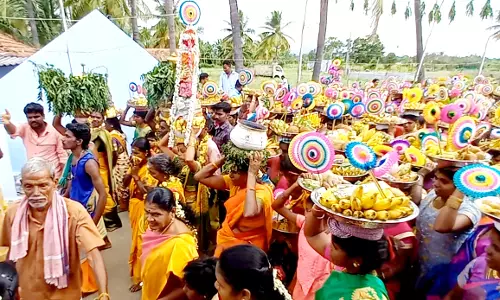 மாரியம்மன் கோவிலில் மாவிளக்கு ஊர்வலம் மாரியம்மன் கோவிலில் மாவிளக்கு ஊர்வலம்