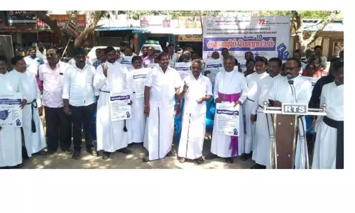 ஆற்காடு லுத்தரன் திருச்சபையினர் ஆர்ப்பாட்டம் ஆற்காடு லுத்தரன் திருச்சபையினர் ஆர்ப்பாட்டம்