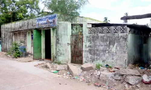 குடிநீரின்றி தவிக்கும் பொதுமக்கள்