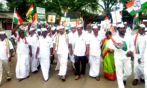 மத்திய அரசை கண்டித்து    விழுப்புரம் வடக்கு மாவட்ட காங்கிரசார் பாதயாத்திரை