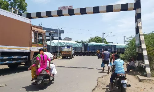 பழுதடைந்து நின்ற சரக்கு ரெயில் 2 மணி நேரம் போக்குவரத்து பாதிப்பு பழுதடைந்து நின்ற சரக்கு ரெயில் 2 மணி நேரம் போக்குவரத்து பாதிப்பு