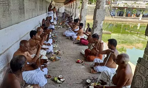 ஆவணி அவிட்டத்தையொட்டி  நடராஜர் கோவிலில் பூணூல் மாற்றும் நிகழ்ச்சி