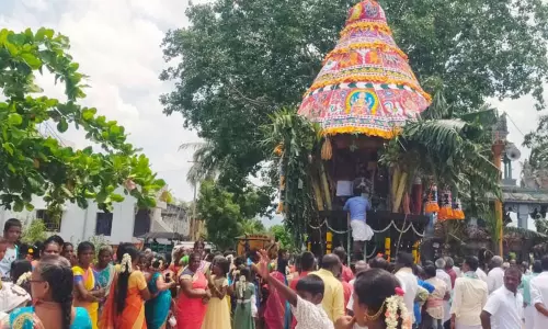 மூக்கனூர் கிராமத்தில்    முத்துமாரியம்மன் கோவில் தேரோட்டம்    உதயசூரியன் எம்.எல்.ஏ. தொடங்கி வைத்தார்