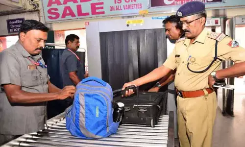 கோவை ரெயில் நிலையத்தில் வெடிகுண்டு நிபுணர்கள் சோதனை