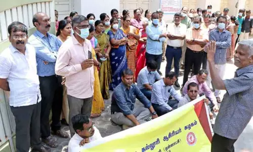 அரசு கல்லூரி உதவி பேராசிரியருக்கு  எதிராக திடீர் போராட்டம்