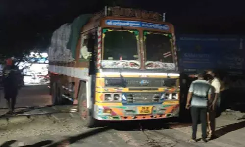 தண்டவாளத்தில் குறுக்கே லாரி பழுதாகி நின்றது, நீலகிரி எக்ஸ்பிரசை முன்னதாகவே நிறுத்தியதால் விபத்தில் இருந்து தப்பியது