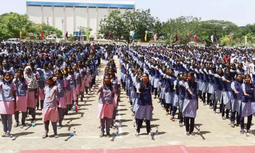 அமைச்சர்கள் பொன்முடி, செஞ்சி மஸ்தான் தலைமையில்    போதைப்பொருட்கள் தடுப்பு உறுதிமொழி ஏற்பு    5 ஆயிரத்துக்கும் மேற்பட்ட மாணவ-மாணவிகள் பங்கேற்பு